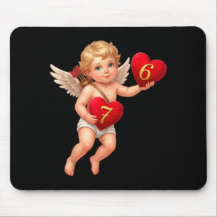Cupid hält 6 und 7 Herzen Valentins-Meme Cute  Mousepad