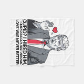 Cupid I Hired Him Tremendous Guy Best Arrows Trump Fleecedecke (Vorderseite (Horizontal))