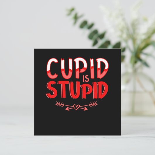 Cupid Is Stupid Anti Valentines Day Heart Gift Einladung (Stehend Vorderseite)