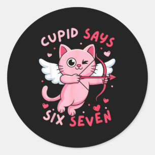 Cupid sagt 67 Six Seven Meme Süße Katze Valentinst Runder Aufkleber