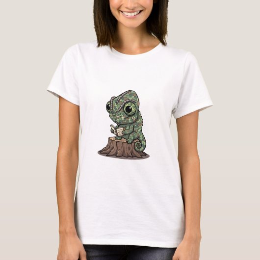 Curious Green Chameleon Reading Explorer's Journal T-Shirt (Vorderseite)