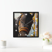 Curious Horse Looking Through The Kitchen Window Quadratische Wanduhr (Zuhause)