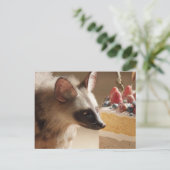 Curious Hyena & Cake Postcard Postkarte (Stehend Vorderseite)