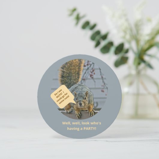 CURIOUS SQUIRREL ON FENCE LOOKING INTO HOUSE EINLADUNG (Stehend Vorderseite)