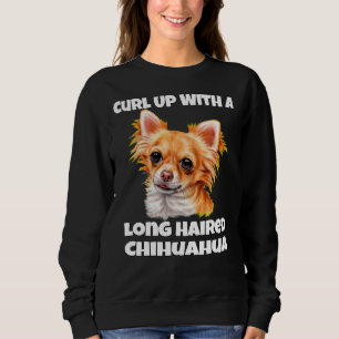 Curl dich mit einem langen Haar Chihuahua Hund auf Sweatshirt