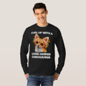 Curl dich mit einem langen Haar Chihuahua Hund auf T-Shirt (Vorne ganz)