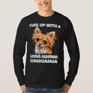 Curl dich mit einem langen Haar Chihuahua Hund auf T-Shirt