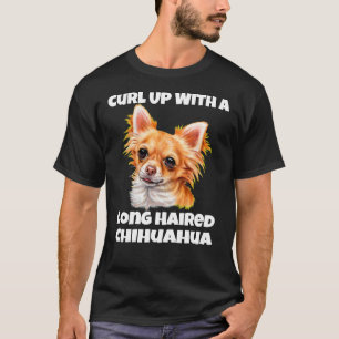 Curl dich mit einem langen Haar Chihuahua Hund auf T-Shirt