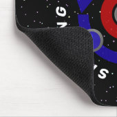 Curling Stone rollt wie die Erdumlaufbahn Mousepad (Ecke)