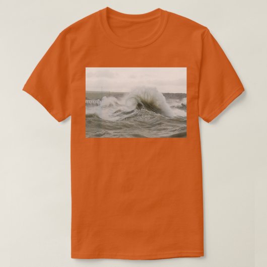 Curling Wave Spray im Hafen von Newhaven T-Shirt (Design vorne)