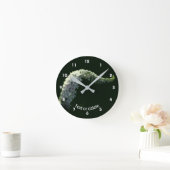 Curling White Wildflower Personalisiert   Runde Wanduhr (Zuhause)