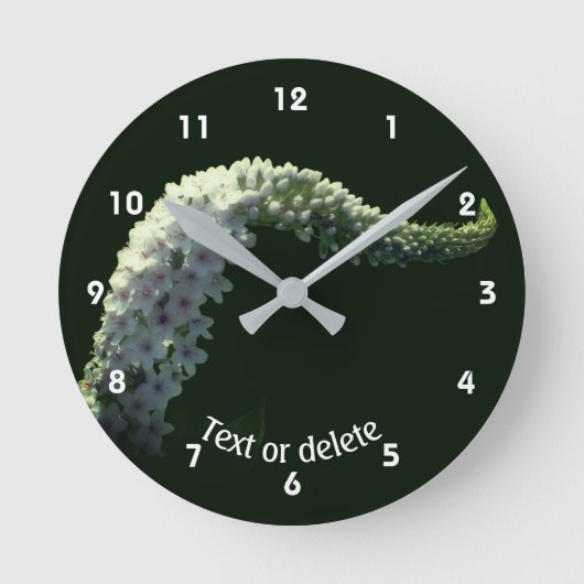 Curling White Wildflower Personalisiert   Runde Wanduhr (Vorderseite)