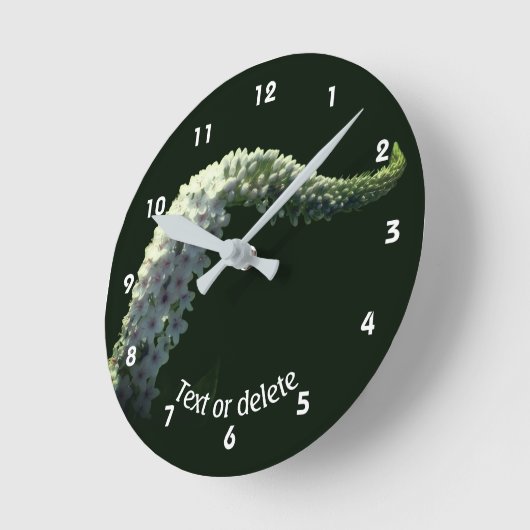 Curling White Wildflower Personalized   Runde Wanduhr (Winkel)