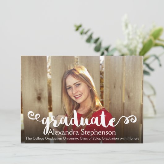 Curly Brush Script Grad Foto Abschluss Einladung (Stehend Vorderseite)