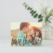 Cursive Chic Wedding Save the Date Foto Postcard Ankündigungspostkarte (Stehend Vorderseite)