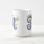 Cursive M – Elegant Blue & Gold Monogram Kaffeetasse (Mittel)