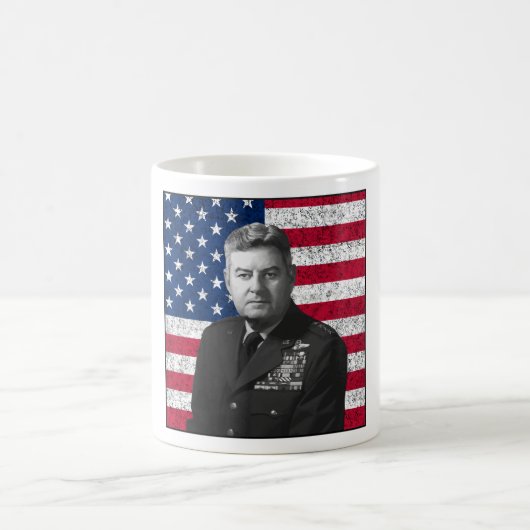 Curtis Lemay und die amerikanische Flagge Kaffeetasse (Mittel)