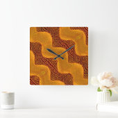 Curva laranja e pontos dourados sobre fundo marrom quadratische wanduhr (Zuhause)