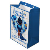 Curvy Afrikanische Amerikanerin Blue Glam Birthday Mittlere Geschenktüte (Rückseite Schrägansicht)