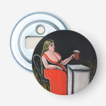 Curvy-Frau mit einer Tasse Bier