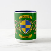 Cusack Irish Shield & Griffins Zweifarbige Tasse (Mittel)