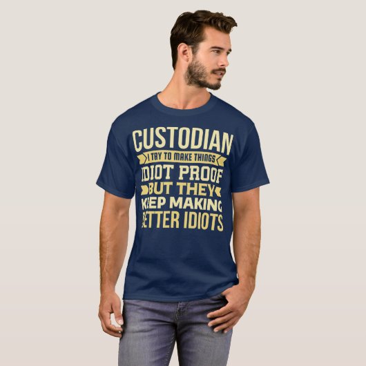 Custodian Geschenk ich versuche, Dinge Idiot zu ma T-Shirt (Vorne ganz)