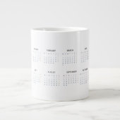 Custom 2025 Calendar-Tasse mit Foto & Name | Jumbo-Tasse (Vorderseite)