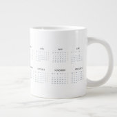 Custom 2025 Calendar-Tasse mit Foto & Name | Jumbo-Tasse (Rechts)