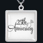 Custom 25-jähriges Silver Necklace Versilberte Kette<br><div class="desc">Angepasste Halskette zum 25. Jubiläum hat die Worte 25. Jubiläum und ein Set silberner Hochzeitsringe. Das ideale Geschenk für eine Ehefrau von 25 Jahren.</div>
