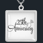 Custom 25-jähriges Silver Necklace Versilberte Kette<br><div class="desc">Angepasste Halskette zum 25. Jubiläum hat die Worte 25. Jubiläum und ein Set silberner Hochzeitsringe. Das ideale Geschenk für eine Ehefrau von 25 Jahren.</div>