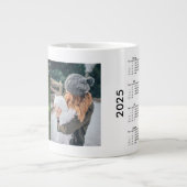 Custom 2 Foto Collage 2025 Kalender Jumbo-Tasse (Vorderseite)