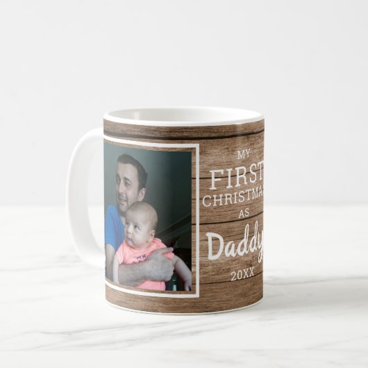 Custom 2 Foto Daddy's First Christmas Rustic Wood Kaffeetasse (Vorderseite Links)
