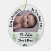 Custom 2 Foto First Christmas als Großeltern Keramik Ornament (Links)