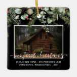 Custom 2 Foto First Xmas Neue Zuhause Winter Green Keramikornament<br><div class="desc">Custom 2 Foto Erstweihnachtsfest Neue Zuhause Winter Grüne Keramik Ornament. Was für eine schöne Art, sich an Ihr erstes Weihnachten in Ihrer neuen Zuhause zu erinnern! Sie werden sich jedes Jahr an diesen besonderen Moment erinnern, wenn Sie Ihren Weihnachtsbaum dekorieren. Ornament gezeigt mit Zuhause-Telefon, Adresse, Familienname und Jahr. Die Rückseite...</div>