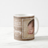 Custom 2 Foto Mommy First Christmas Rustikales Hol Kaffeetasse (VorderseiteRechts)