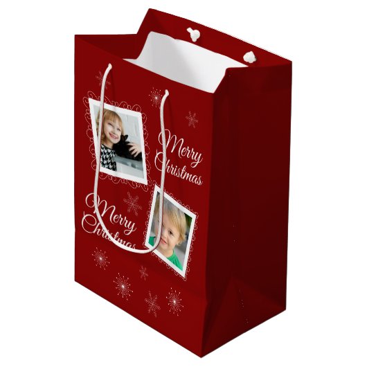 Custom 2 Fotos Weihnachtsdesign auf Red Mittlere Geschenktüte (Vorderseite Schrägansicht)
