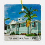 Custom 2 Side New Beach Zuhause Foto mit Jahr Keramikornament<br><div class="desc">Dieses individuelle 2-seitige neue Strand-Zuhause Weihnachtsschmuck bietet ein Foto Ihrer neuen Zuhause und das Jahr auf der Vorderseite und ein weiteres Foto auf der Rückseite. Dies macht ein Hauswärmespiele für die neue Zuhause oder nur einen besonderen Sake für Sie,  um Ihren Reiseziel-Umzug zu gedenken!</div>