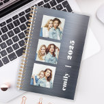 Custom 3-Foto Silber Brushed Metal 2025 Planer<br><div class="desc">Passen Sie diesen modernen Planer einfach an,  indem Sie die drei Beispielbilder durch Ihre bevorzugten quadratischen Fotos ersetzen. Fügen Sie Ihren Namen oder Monogramm-Initialen und das Jahr in grobkörniger weißer Typografie auf einem silbernen Imitat gebürsteten Metall Hintergrund.</div>