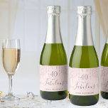 Custom 40 fabelhafte Geburtstag Rose Gold Glitzer  Schaumweinetikett<br><div class="desc">Einfaches und elegantes 40. Geburtstagsweinlabel. Eine feminine Rose Gold, rot-rosa Hintergrund mit Rose Gold Imitate Glitzer Tropfen, Farbe Tropfen aussehen. Mit dem Text: 40 und fabelhaft. Personalisieren und fügen Sie einen Namen und ein Datum hinzu. Geburtsdatum oder Geburtsdatum des Party. Grauer Text. Das Wort Fabulous wird mit einem modernen handgeschriebenen...</div>