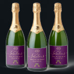 Custom 40 fabelhafte Geburtstagsparty lila Goldgla Schaumweinetikett<br><div class="desc">Einfaches und elegantes 40. Geburtstagsweinlabel. Ein lila feminininer Hintergrund mit zwei glänzenden Weingläsern, flötet als Dekoration. Mit dem Text: 40 und fabelhaft. Personalisieren und fügen Sie einen Namen und ein Datum hinzu. Geburtsdatum oder Geburtsdatum des Party. Goldene Buchstaben. Das Wort Fabulous wird mit einem modernen handgeschriebenen Stilskript mit Swashes geschrieben....</div>