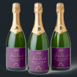 Custom 40 fabelhafte Geburtstagsparty lila Goldgla Schaumweinetikett<br><div class="desc">Einfaches und elegantes 40. Geburtstagsweinlabel. Ein lila feminininer Hintergrund mit zwei glänzenden Weingläsern, flötet als Dekoration. Mit dem Text: 40 und fabelhaft. Personalisieren und fügen Sie einen Namen und ein Datum hinzu. Geburtsdatum oder Geburtsdatum des Party. Goldene Buchstaben. Das Wort Fabulous wird mit einem modernen handgeschriebenen Stilskript mit Swashes geschrieben....</div>
