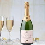 Custom 40 fabelhafte Geburtstagsparty Rose Gold pi Schaumweinetikett<br><div class="desc">Einfaches und elegantes 40. Geburtstagsweinlabel. Eine feminine Rose Gold, rot-rosa Hintergrund mit zwei glänzenden Weingläsern, flötet als Dekoration. Mit dem Text: 40 und fabelhaft. Personalisieren und fügen Sie einen Namen und ein Datum hinzu. Geburtsdatum oder Geburtsdatum des Party. Grauer Text. Das Wort Fabulous wird mit einem modernen handgeschriebenen Stilskript mit...</div>