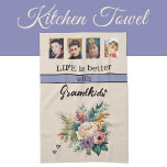 Custom 4 Foto Enkelkinder Blumenstrauß lila Geschirrtuch<br><div class="desc">Lassen Sie Ihre Küche mit diesem hübschen Blumenhandtuch aus Zazzle rundum verwöhnen! Mit vier Foto-Spielautomaten, um Ihre Lieblings-Enkel-Momente zu präsentieren, ist es eine herzliche Ergänzung zu jeder Zuhause. Das fröhliche Design wird durch den Satz "Das Leben ist besser mit den Großkindern" in elegantem schwarzem Text betont. Dieses Handtuch eignet sich...</div>