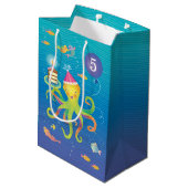 Custom 5 Blue, Turquoise and Octopus Gift Bag Mittlere Geschenktüte (Rückseite Schrägansicht)