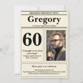 Custom 60. Geburtstag Funny Zitat Retro Zeitung Einladung (Vorderseite)