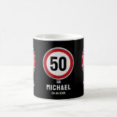 CUSTOM AGE Speed Limit Road Signage Geburtstagspar Kaffeetasse (Mittel)