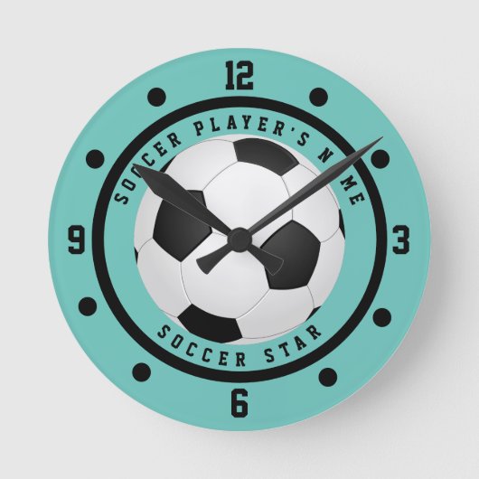 Custom Aquamarin Blue Boy's Soccer Star Player Runde Wanduhr (Vorderseite)