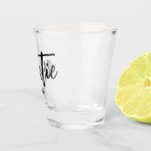 Custom Auntie Est. Modern Brush Script Typografie Schnapsglas (Rechts)