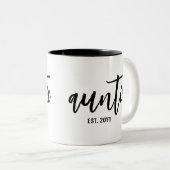Custom Auntie Est. Modern Brush Script Typografie Zweifarbige Tasse (VorderseiteRechts)
