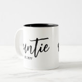 Custom Auntie Est. Modern Brush Script Typografie Zweifarbige Tasse (Vorderseite Links)